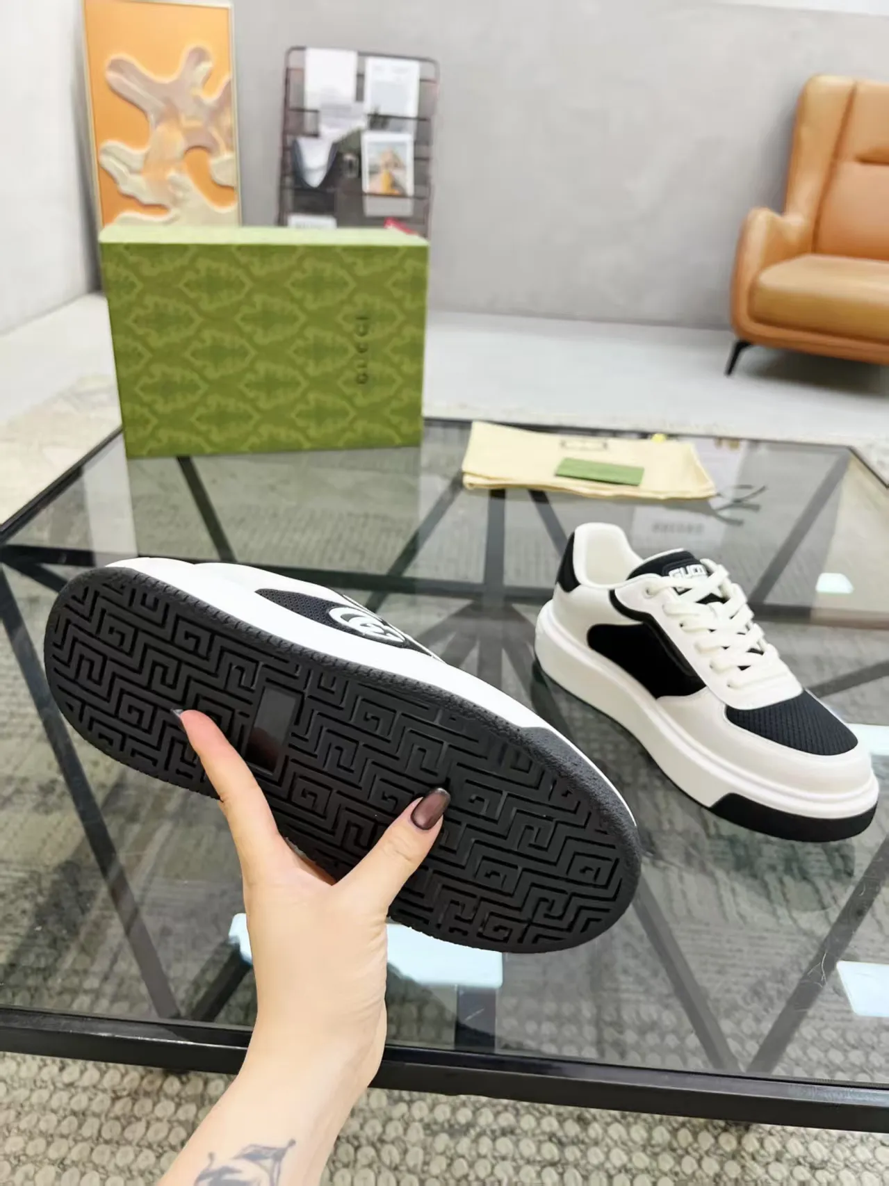 Factory price: 460💰Gucci new men's shoes GUCCI [Lightning] latest shoes are shipped. Original quality, fashionable, made of special materials, sheepskin lining, brand new packaging. The foot feels super comfortable and the workmanship is impeccable. Size: 38-45